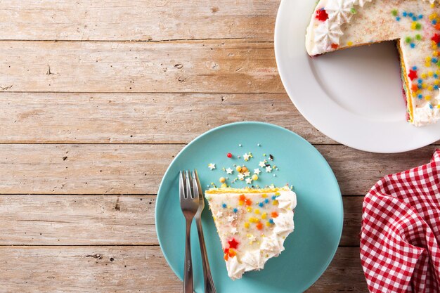 Gâteau de couche arc-en-ciel sur table en bois