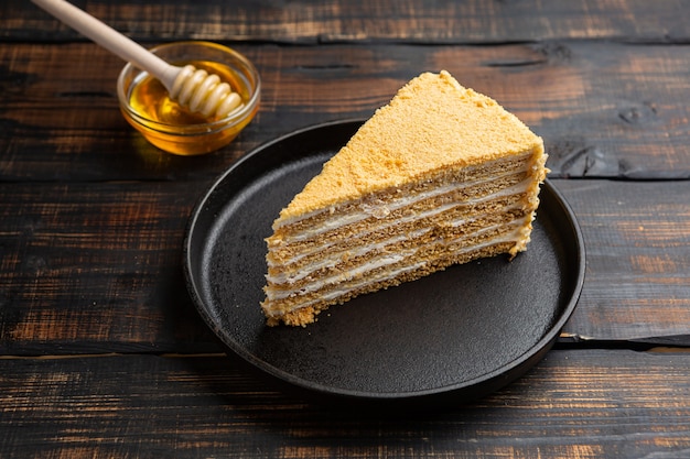 Gâteau de couche de miel russe tranche Medovik sur plaque noire.