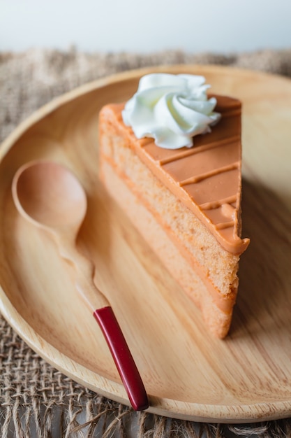 Gâteau de couche de thé thaïlandais sur plaque de bois