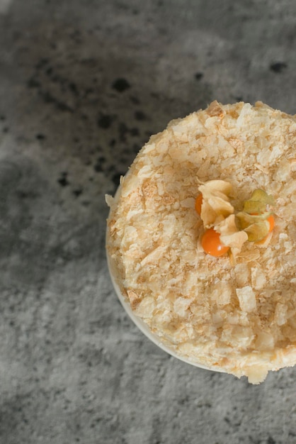 Gâteau en couches sur une assiette décorée de physalis