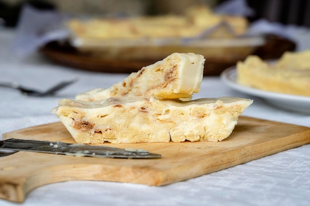 Photo gâteau en couches à la crème le dessert en gros plan est un morceau de gâteau ou de gâteau feuilleté à la crème concept de confiserie