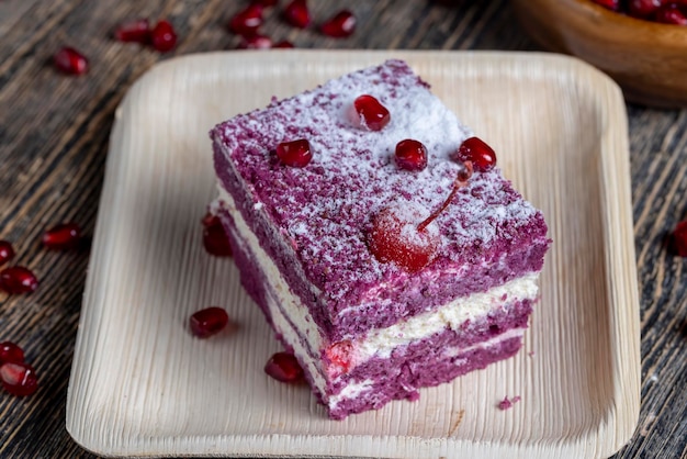 Un gâteau de couleur marron au goût de différentes baies