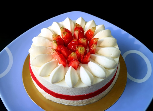 Gâteau court à la fraise et à la vanille appétissant sur un plateau en céramique bleu