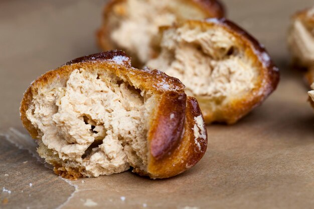 Gâteau à la crème anglaise avec crème au beurre au goût de lait concentré, petits gâteaux à la pâte à crème anglaise et garniture au lait