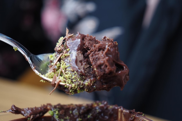 Gâteau à la crème au chocolat noir sur cuillère