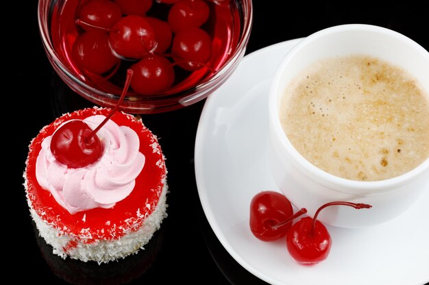 Gâteau à la crème et aux cerises et café au lait