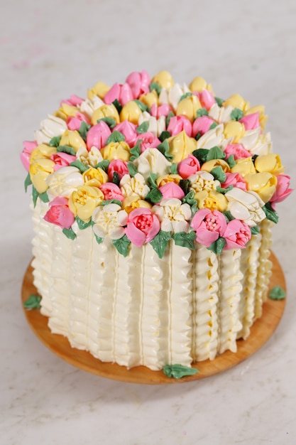 Gâteau à la crème aux fleurs de tulipe