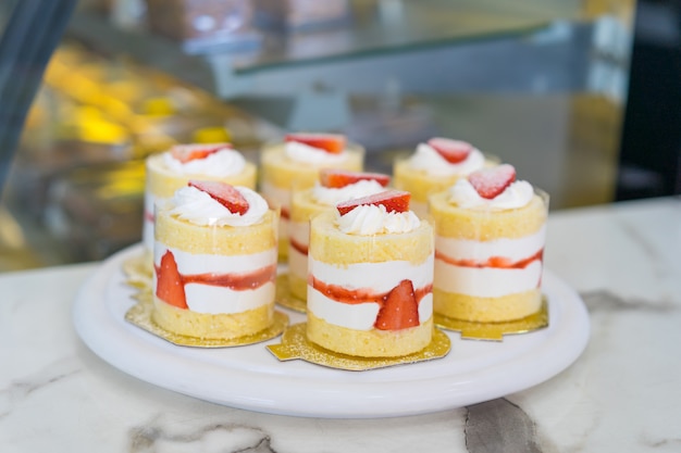 Gâteau à la crème aux fraises dans un café.