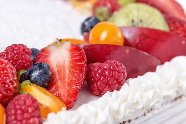 Gâteau à la crème aux fruits avec des fraises sur une fille d'anniversaire.