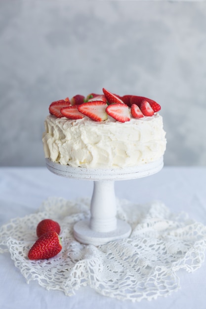 Gâteau Crème Blanc à La Fraise Sur La Table Blanche