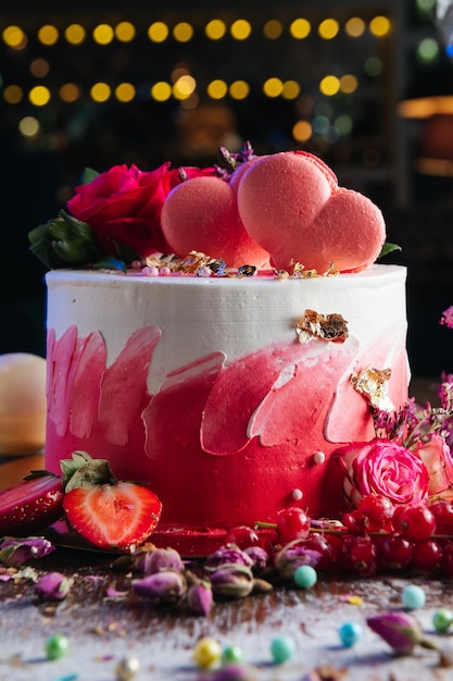 Gâteau crème blanc rouge avec des roses et des coeurs