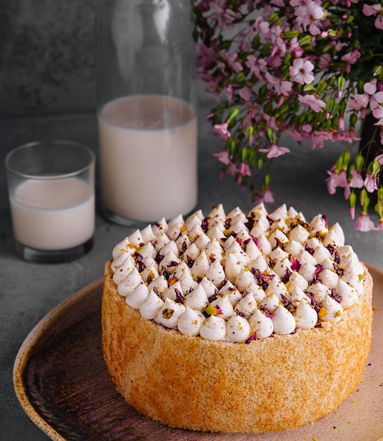 Gâteau à la crème fouettée avec une bouteille de lait