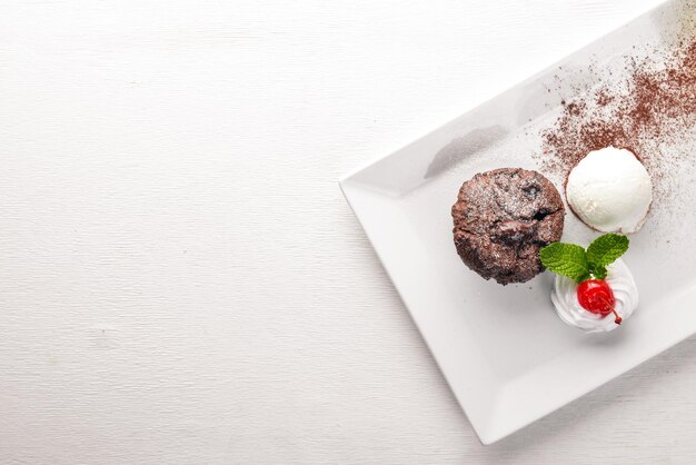 Gâteau à la crème glacée au chocolat Sur un fond en bois Espace libre pour votre texte Vue de dessus