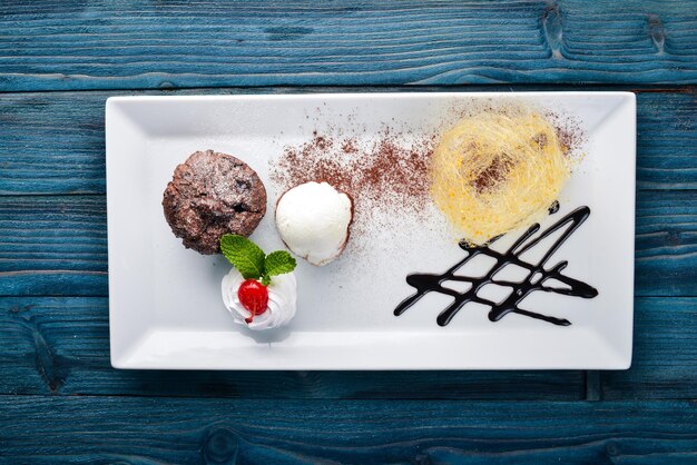 Gâteau à la crème glacée au chocolat Sur un fond en bois Espace libre pour votre texte Vue de dessus