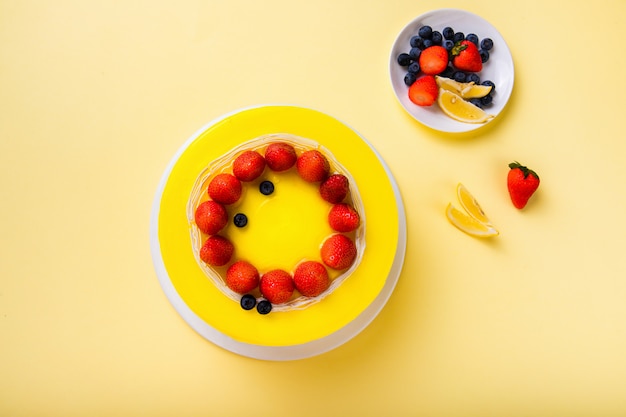 Gâteau à la crème maison décoré de fraises fraîches