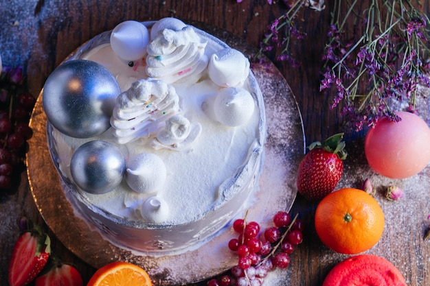 Gâteau à la crème de Noël avec des décorations