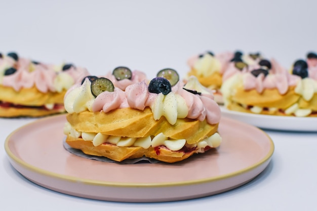 gâteau à la crème vanille et bleuets sur la plaque rose