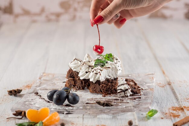 Gâteau crémeux sucré aux fruits sur le fond en bois blanc