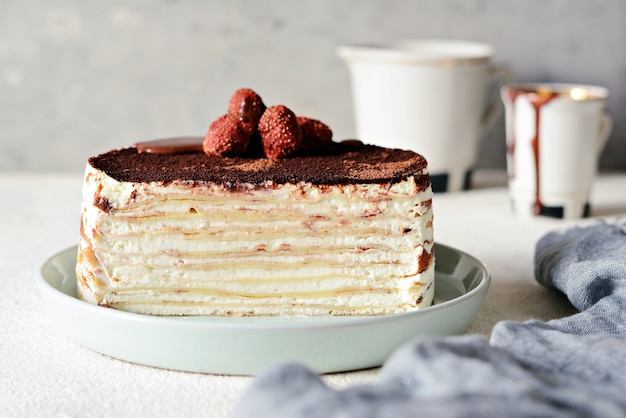 Gâteau crêpe en crêpe fine avec crème au beurre, cacao, chocolat