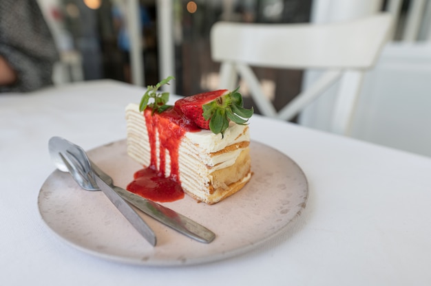 Gâteau crêpe à la fraise avec sauce à la fraise