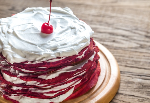 Gâteau crêpe de velours rouge sur la planche de bois