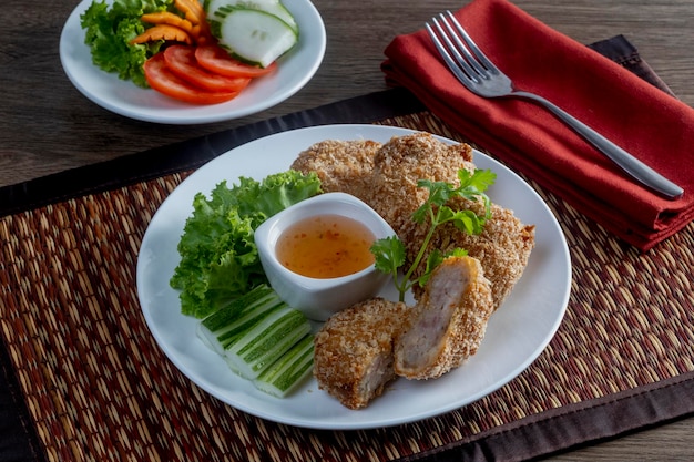 Un gâteau de crevettes thaïlandais croustillant sur la table en bois