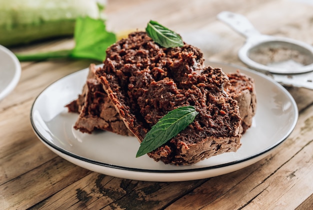 Gâteau croquant végétalien aux courgettes au chocolat sur bois rustique