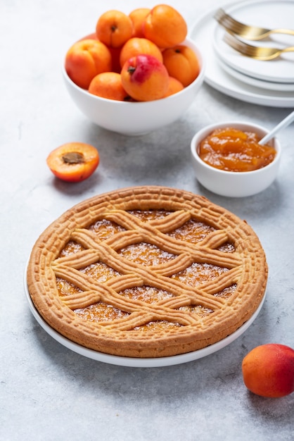 Gâteau en croûte sucrée aux abricots et confiture d'abricots