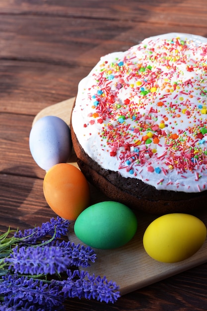 Gâteau de cuisson avec du pain glaçage avec des œufs dans un panier coloré