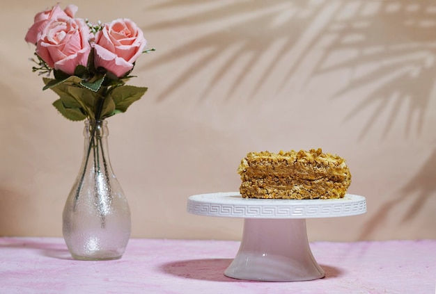 Gâteau dacquoise aux noix ou gâteau Kiev avec couches de meringue et crème au beurre vanille servi sur support blanc