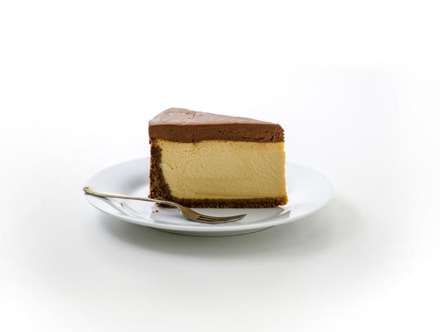 Gâteau dans une assiette sur fond blanc
