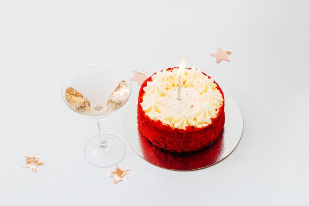 Un gâteau avec un décor en velours rouge avec une bougie pour un anniversaire