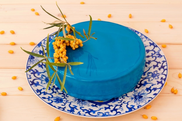 Gâteau décoré de glaçure miroir bleu.