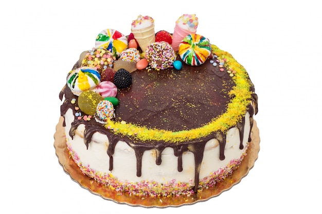 Gâteau décoré de guimauves et de bonbons.