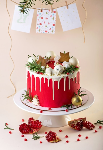 Gâteau décoré de Noël ou du Nouvel An avec glaçage au fromage à la crème et canneberges