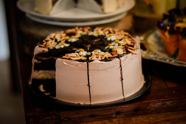 gâteau décoré de noix et de fleurs