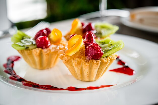 Gâteau dessert crème de fruits fruités sur une plaque