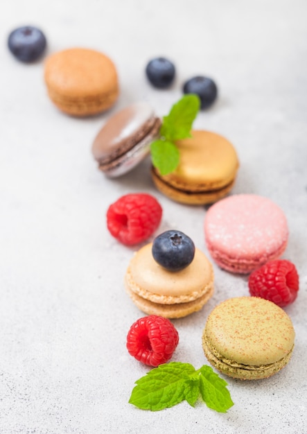 Gâteau dessert macaron ou macaron aux framboises et myrtilles sur cuisine en pierre. Vue de dessus.