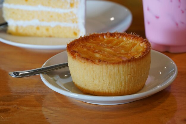 gâteau sur disque blanc