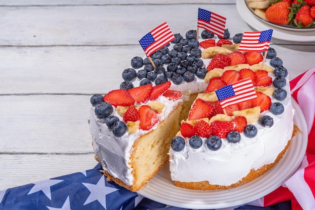 Gâteau du 4 juillet avec drapeau et baies