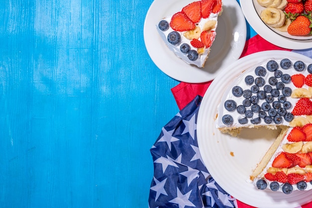 Gâteau du 4 juillet avec drapeau et baies.