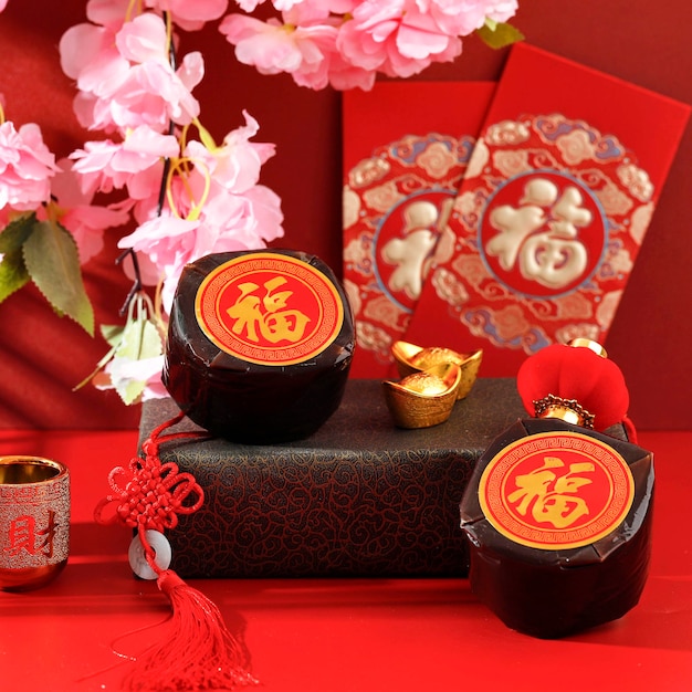 Gâteau du Nouvel An chinois Nian Gao avec le caractère chinois Fu signifie Fortune. Fabriqué à partir de riz gluant et de sucre, populaire comme Kue Keranjang, Kue Bakul ou Dodol China en Indonésie. Cncept Imlek Décoration Rouge