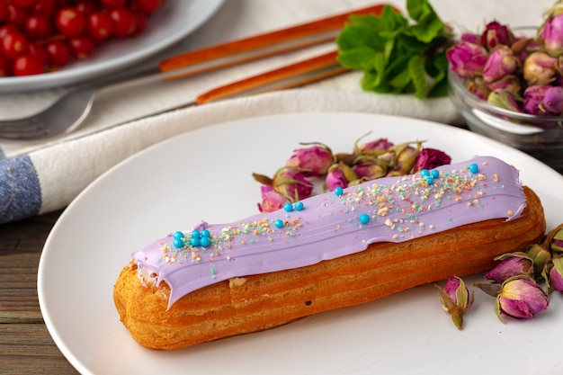 Photo gâteau éclair bouchent sur table en bois