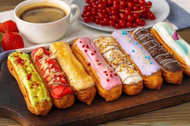 Photo gâteau éclair bouchent sur table en bois