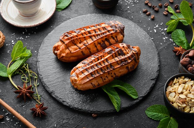 Gâteau éclair sucré au chocolat Baking Top view espace de copie gratuit