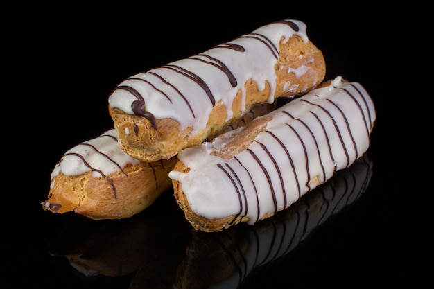 Gâteau éclairs glacés sur un gros plan de fond sombre