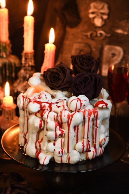 Un gâteau effrayant en velours rouge décoré d'os de meringue et trempé de sang Super idée d'Halloween