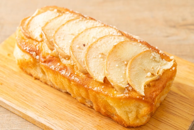 Gâteau émietté de pain aux pommes sur planche de bois