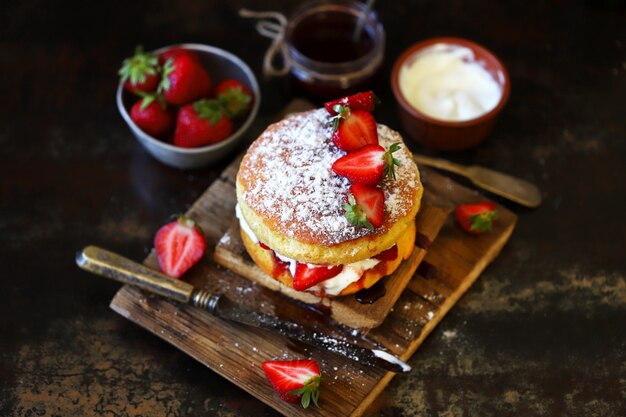 Gâteau éponge aux fraises avec des fraises fraîches.