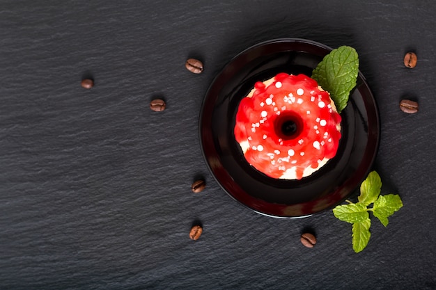 Gâteau éponge aux fruits rouges de boulangerie alimentaire concept fait maison été sur plaque de pierre ardoise noire